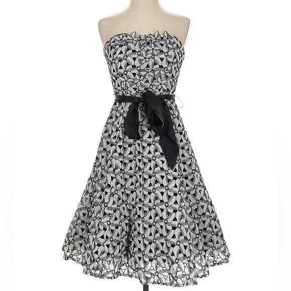 Moulinette Soeurs Dresses & Skirts - Moulinette Soeurs Floral Aplique Strapless Dress